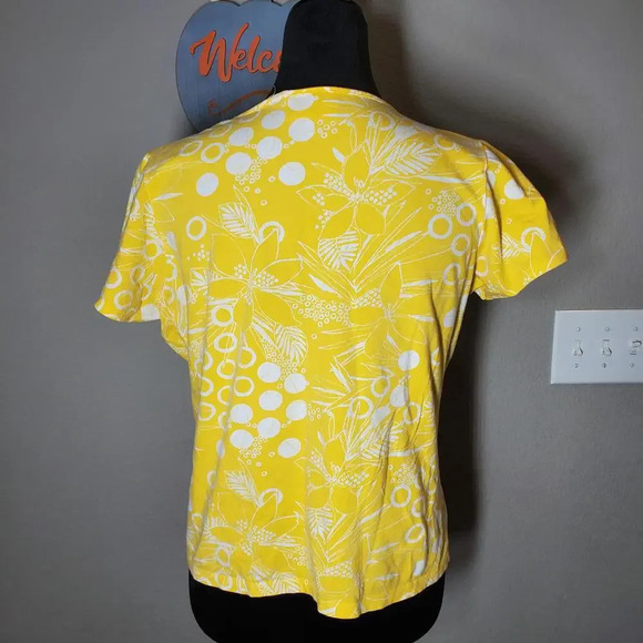 Liz Claiborne Short Sleeve V-Neck Floral Tee Yellow and White Size Large NWOT - Picture 3 of 15